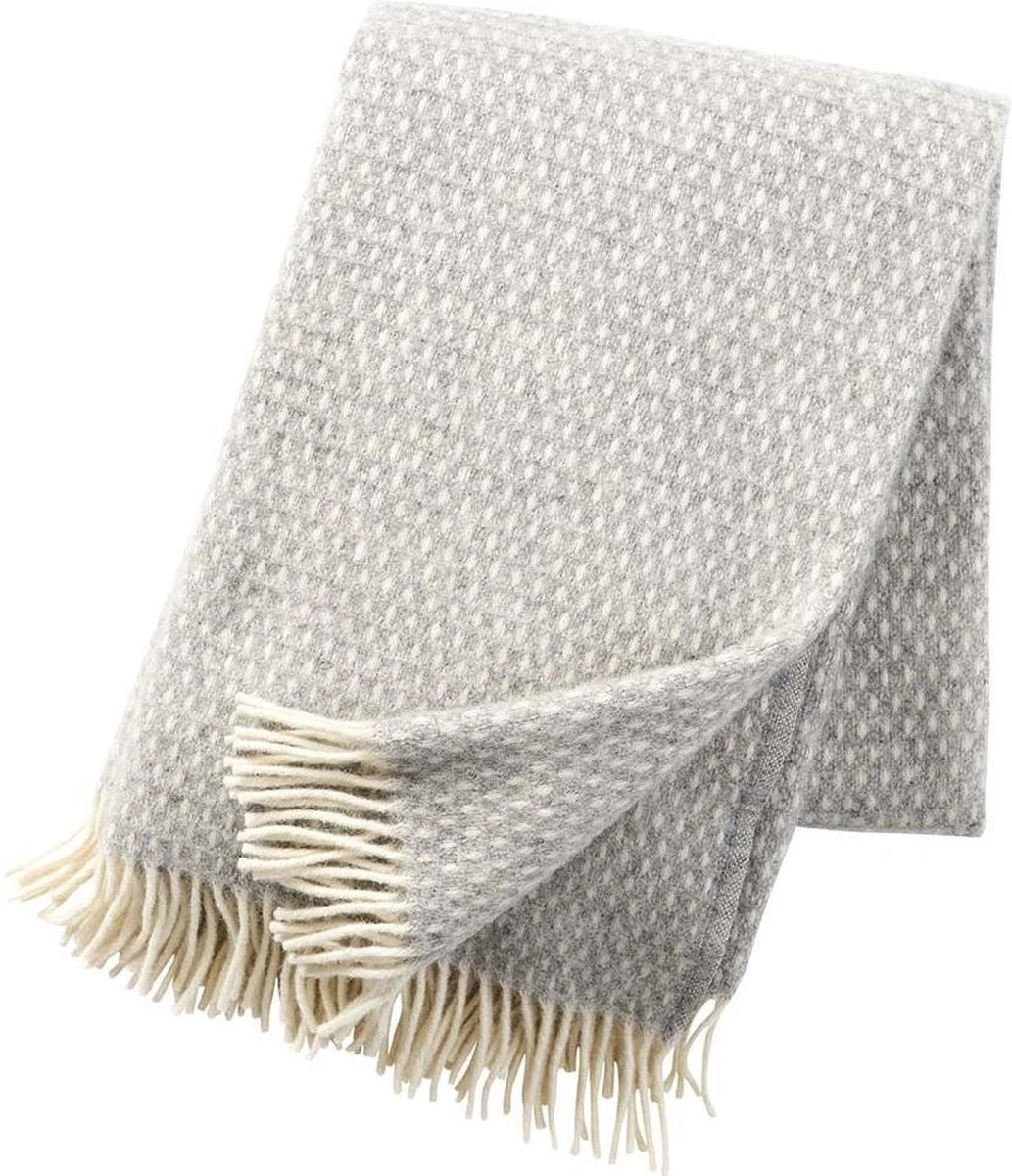 Klippan - Knut - Plaid - Light Grey - Grijs - Wolwit - 100% Lams Wol- Klippan-Deken - Woon Accessoire - Wollendeken - Licht-Grijs 3 Klippan - Knut - Plaid - Light Grey - Grijs - Wolwit - 100% Lams Wol- Klippan-Deken - Woon Accessoire - Wollendeken - Licht-Grijs