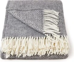 Klippan Yllefabrik Klippan - Chevron - Plaid - Grey - Grijs - 100% Wol - Ecologische Wol - 130cm X 200cm - Met Franjes - Wasbaar 13 Klippan Yllefabrik Klippan - Chevron - Plaid - Grey - Grijs - 100% Wol - Ecologische Wol - 130cm X 200cm - Met Franjes - Wasbaar -Klippan 1200x1010