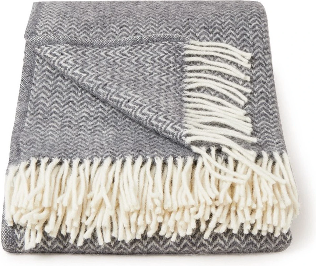 Klippan Yllefabrik Klippan - Chevron - Plaid - Grey - Grijs - 100% Wol - Ecologische Wol - 130cm X 200cm - Met Franjes - Wasbaar 8 Klippan Yllefabrik Klippan - Chevron - Plaid - Grey - Grijs - 100% Wol - Ecologische Wol - 130cm X 200cm - Met Franjes - Wasbaar - Afbeelding 6