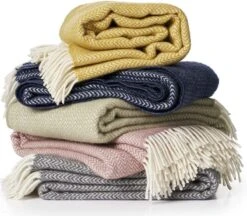 Klippan Yllefabrik Klippan - Chevron - Plaid - Grey - Grijs - 100% Wol - Ecologische Wol - 130cm X 200cm - Met Franjes - Wasbaar 11 Klippan Yllefabrik Klippan - Chevron - Plaid - Grey - Grijs - 100% Wol - Ecologische Wol - 130cm X 200cm - Met Franjes - Wasbaar -Klippan 1200x1051