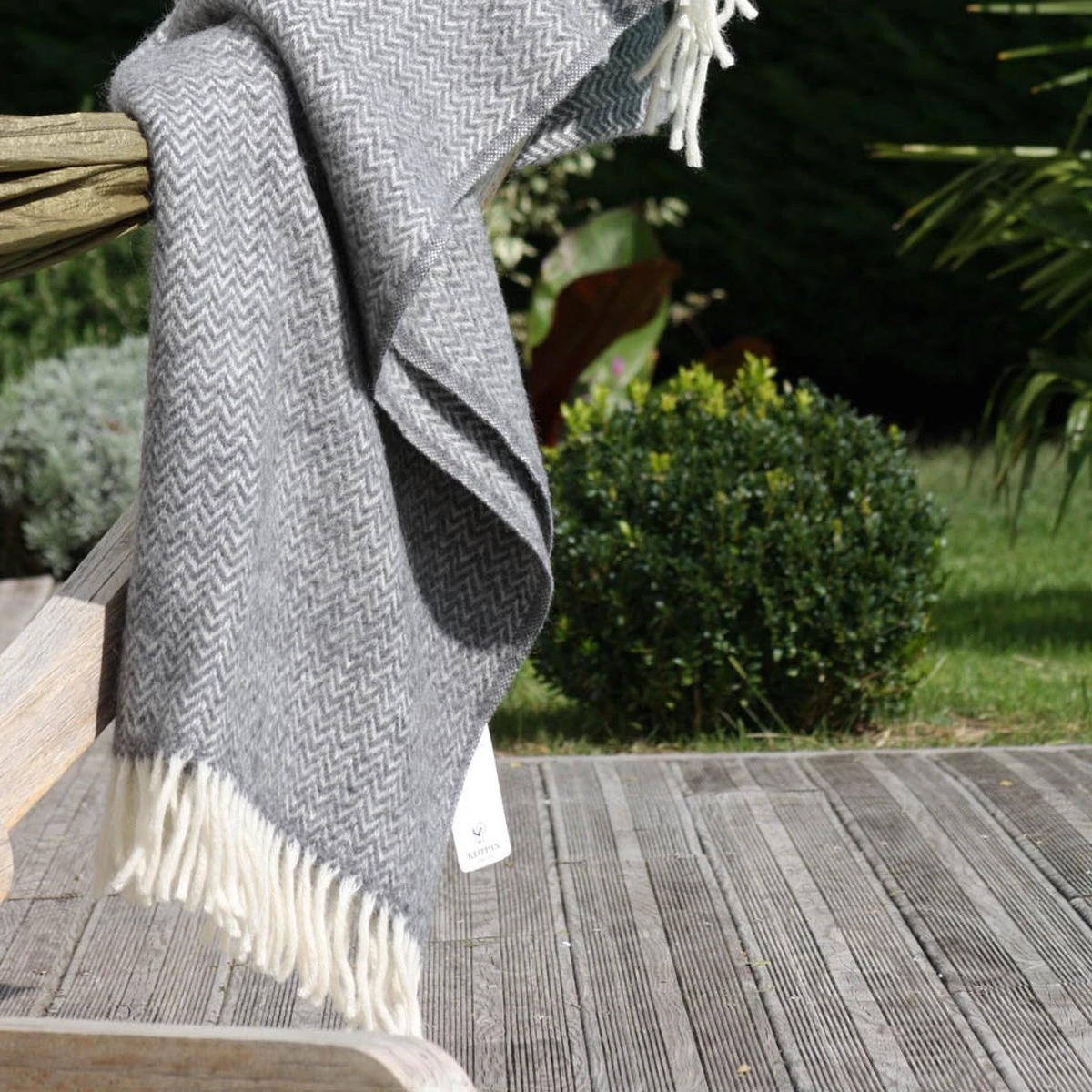 Klippan Yllefabrik Klippan - Chevron - Plaid - Grey - Grijs - 100% Wol - Ecologische Wol - 130cm X 200cm - Met Franjes - Wasbaar 7 Klippan Yllefabrik Klippan - Chevron - Plaid - Grey - Grijs - 100% Wol - Ecologische Wol - 130cm X 200cm - Met Franjes - Wasbaar - Afbeelding 5