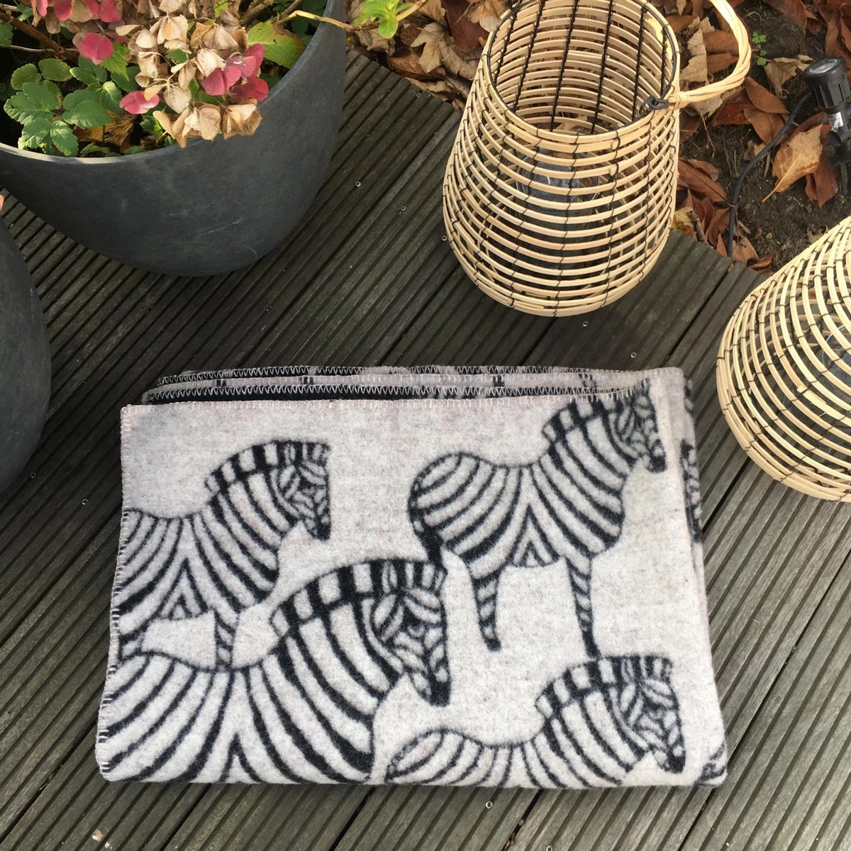 Klippan - Zebra - Woondeken - Plaid - Woonplaid - Zebra - Grijs - Antraciet - 130cmx180cm 4 Klippan - Zebra - Woondeken - Plaid - Woonplaid - Zebra - Grijs - Antraciet - 130cmx180cm - Afbeelding 2