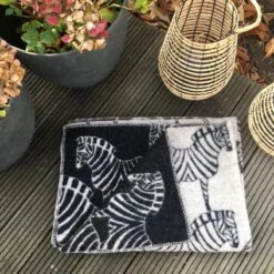 Klippan - Zebra - Woondeken - Plaid - Woonplaid - Zebra - Grijs - Antraciet - 130cmx180cm 8 Klippan - Zebra - Woondeken - Plaid - Woonplaid - Zebra - Grijs - Antraciet - 130cmx180cm -Klippan 1200x1200 22