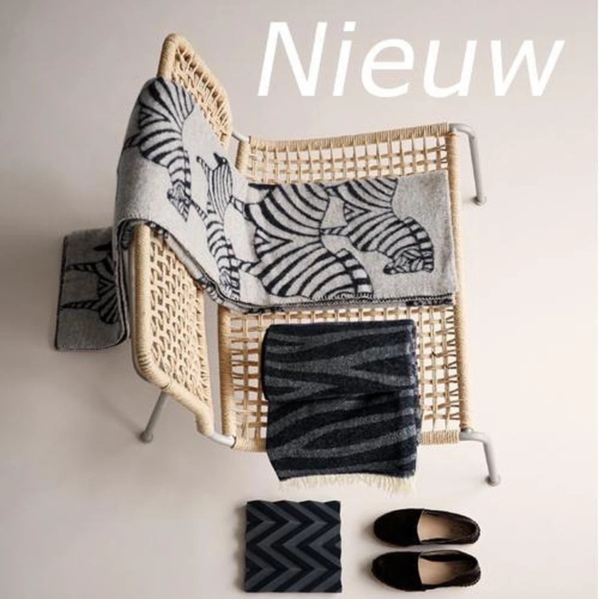 Klippan - Zebra - Woondeken - Plaid - Woonplaid - Zebra - Grijs - Antraciet - 130cmx180cm 6 Klippan - Zebra - Woondeken - Plaid - Woonplaid - Zebra - Grijs - Antraciet - 130cmx180cm - Afbeelding 4