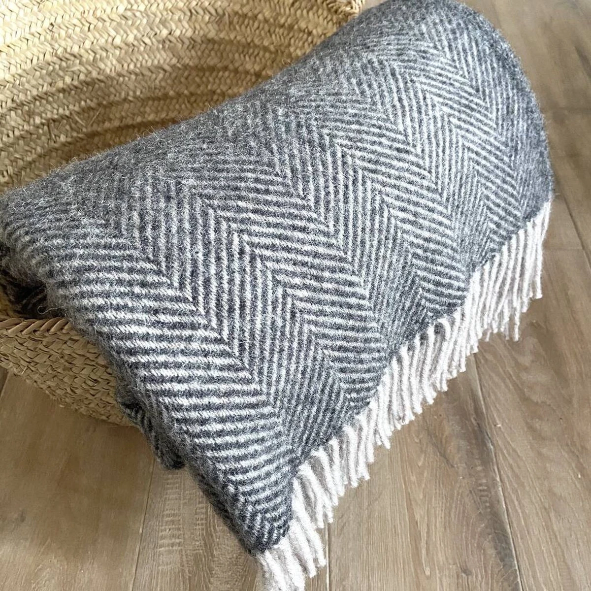 Klippan Yllefabrik Klippan - Chevron - Plaid - Grey - Grijs - 100% Wol - Ecologische Wol - 130cm X 200cm - Met Franjes - Wasbaar 5 Klippan Yllefabrik Klippan - Chevron - Plaid - Grey - Grijs - 100% Wol - Ecologische Wol - 130cm X 200cm - Met Franjes - Wasbaar - Afbeelding 3