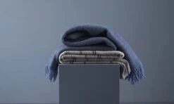 Klippan Yllefabrik Klippan- Gotland- Woondeken - Plaid - Lamswol En Gotland Wol - 130cm X 200cm - Blauw- Infinity Blue -Klippan 1200x720 9