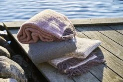 Klippan Wave - Plaid - 50% Recycled Wol 50% Lamswol - Rose Cloud - Roze - Wol -Klippan 1200x800 1