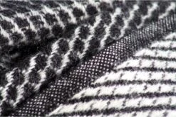 Klippan - Velvet - Plaid - Woonplaid - Woondeken - Zwart - Black - 130cm X 200 Cm - 100% Wol 8 Klippan - Velvet - Plaid - Woonplaid - Woondeken - Zwart - Black - 130cm X 200 Cm - 100% Wol -Klippan 1200x804 1