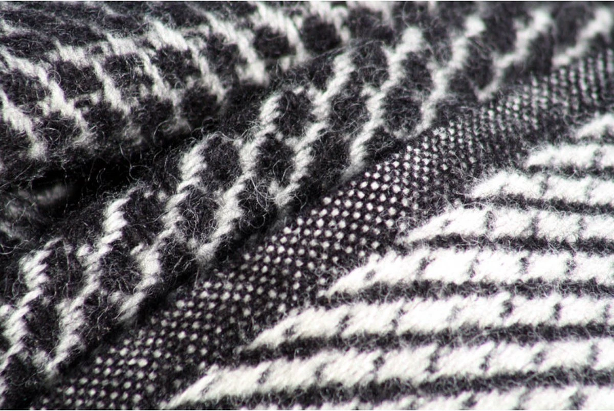 Klippan - Velvet - Plaid - Woonplaid - Woondeken - Zwart - Black - 130cm X 200 Cm - 100% Wol 5 Klippan - Velvet - Plaid - Woonplaid - Woondeken - Zwart - Black - 130cm X 200 Cm - 100% Wol - Afbeelding 3