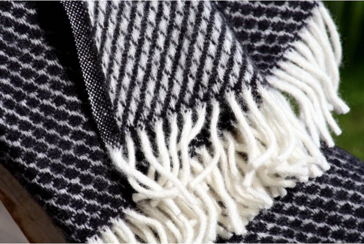 Klippan - Velvet - Plaid - Woonplaid - Woondeken - Zwart - Black - 130cm X 200 Cm - 100% Wol 4 Klippan - Velvet - Plaid - Woonplaid - Woondeken - Zwart - Black - 130cm X 200 Cm - 100% Wol - Afbeelding 2