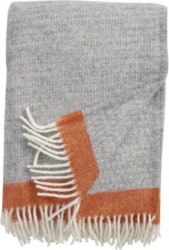Klippan Yllefabrik Klippan - Hampus - Plaid - Woondeken - Grey Orange - 100% Wol - 130cm X 200 Cm - Heerlijk Zacht Grijs Plaid Met Een Oranje Baan Aan Beide Einden.