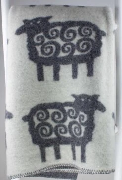 Klippan Yllefabrik Plaid Deken Sheep Schaap Lamswol Antraciet-wit Met Schapen 180 X 130 Cm 7 Klippan Yllefabrik Plaid Deken Sheep Schaap Lamswol Antraciet-wit Met Schapen 180 X 130 Cm -Klippan 814x1200