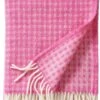 Klippan Yllefabrik Klippan Lamswollen Deken - Warme Deken- Loop- Hot Pink-130x200cm 2 Klippan Yllefabrik Klippan Lamswollen Deken - Warme Deken- Loop- Hot Pink-130x200cm -Klippan 828x1200