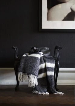 Klippan Yllefabrik Klippan - Wollen Plaid - Gotland Stripe -zwart- 130x180 Cm 10 Klippan Yllefabrik Klippan - Wollen Plaid - Gotland Stripe -zwart- 130x180 Cm -Klippan 848x1200 1