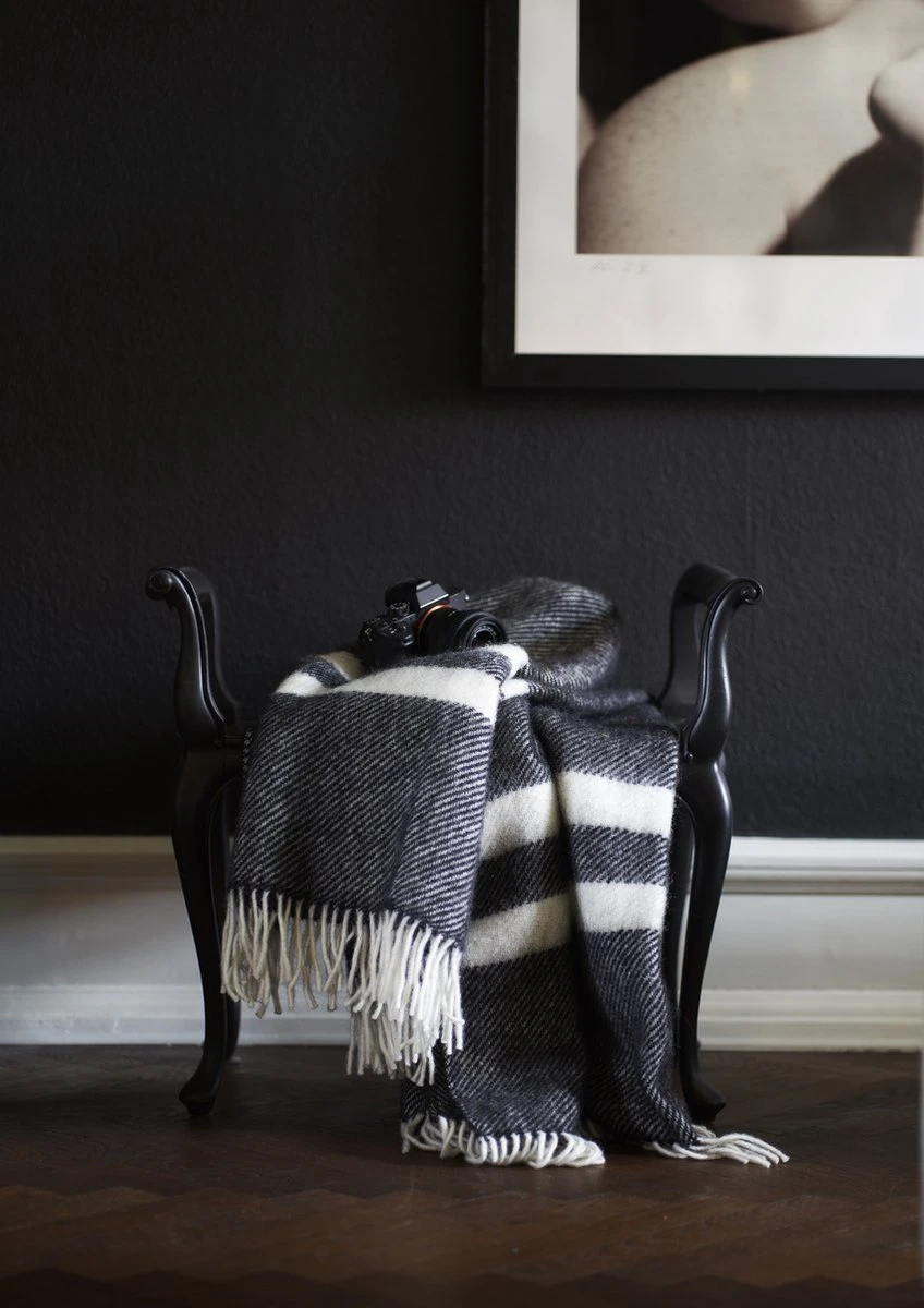 Klippan Yllefabrik Klippan - Wollen Plaid - Gotland Stripe -zwart- 130x180 Cm 6 Klippan Yllefabrik Klippan - Wollen Plaid - Gotland Stripe -zwart- 130x180 Cm - Afbeelding 4