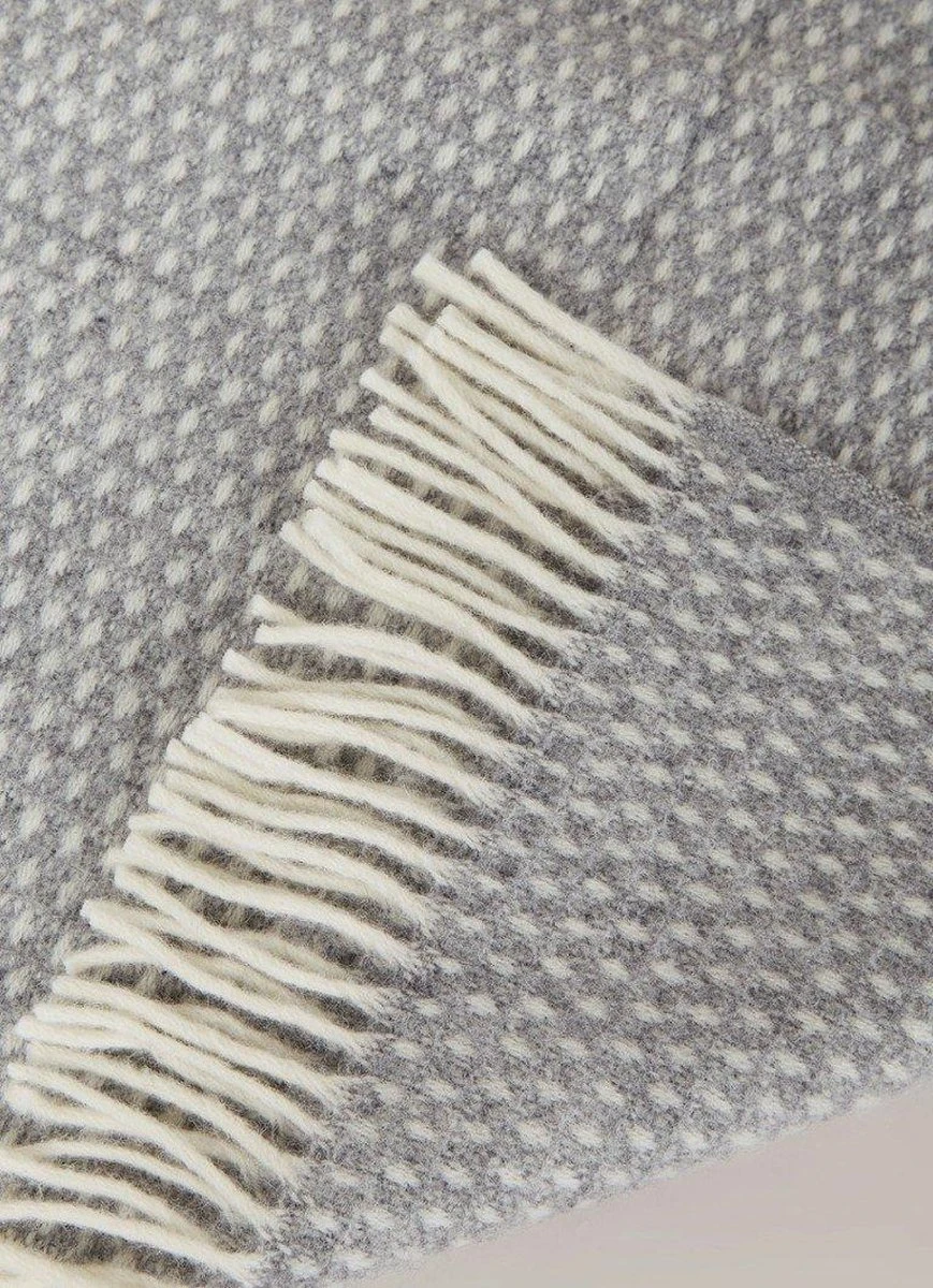 Klippan - Knut - Plaid - Light Grey - Grijs - Wolwit - 100% Lams Wol- Klippan-Deken - Woon Accessoire - Wollendeken - Licht-Grijs 4 Klippan - Knut - Plaid - Light Grey - Grijs - Wolwit - 100% Lams Wol- Klippan-Deken - Woon Accessoire - Wollendeken - Licht-Grijs - Afbeelding 2